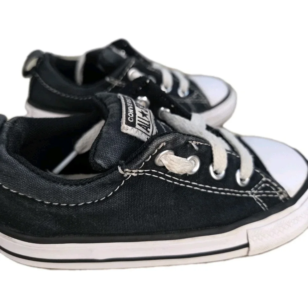 Converse Low Top Sneakers For Kids Size UK8 In Black And White. Has Elastic Band
